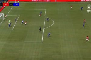 怒踢门柱+甩手大吼！霍伊伦空位多古没传球射失，前者盛怒很不满