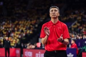 郭士强：这届中国男篮是最团结、凝聚力最强、最无私奉献的