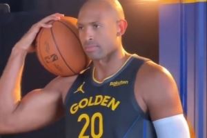 身披20号开启第19季！勇士官方分享霍福德定妆照拍摄花絮