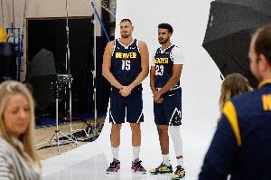 掘金揭幕战首发：穆雷/布劳恩/卡梅隆-约翰逊/阿隆-戈登/约基奇