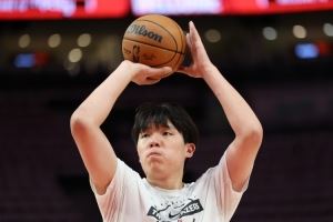 解说:小杨没达到NBA轮换水平可以预料 但英语没提升这点确实不好