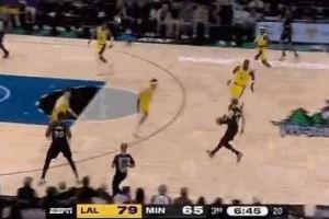 关键！兰德尔强突拉拉维亚打进被吹进攻犯规 森林狼挑战成功变2+1