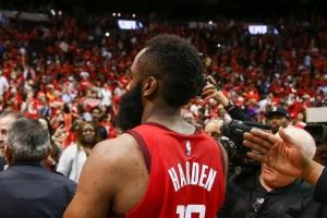 哈登：莫西干是很早的事情了 我应该不会回到那个发型了