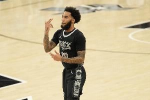 外线有谱！朱利安·尚帕尼首节4中3拿到9分 三分3中2