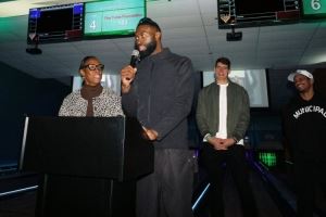 热心市民！杰伦·布朗举办慈善保龄球赛 队友&教练&工作人员捧场