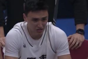 广东全运男篮U22组别夺冠!被替换下场的于米提在替补席激动落泪 广东全运男篮U22组别夺冠!被替换下场的于米提在替补席激动落泪