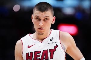 热火队记:希罗可能在下周二对阵独行侠的比赛中复出 热火队记:希罗可能在下周二对阵独行侠的比赛中复出